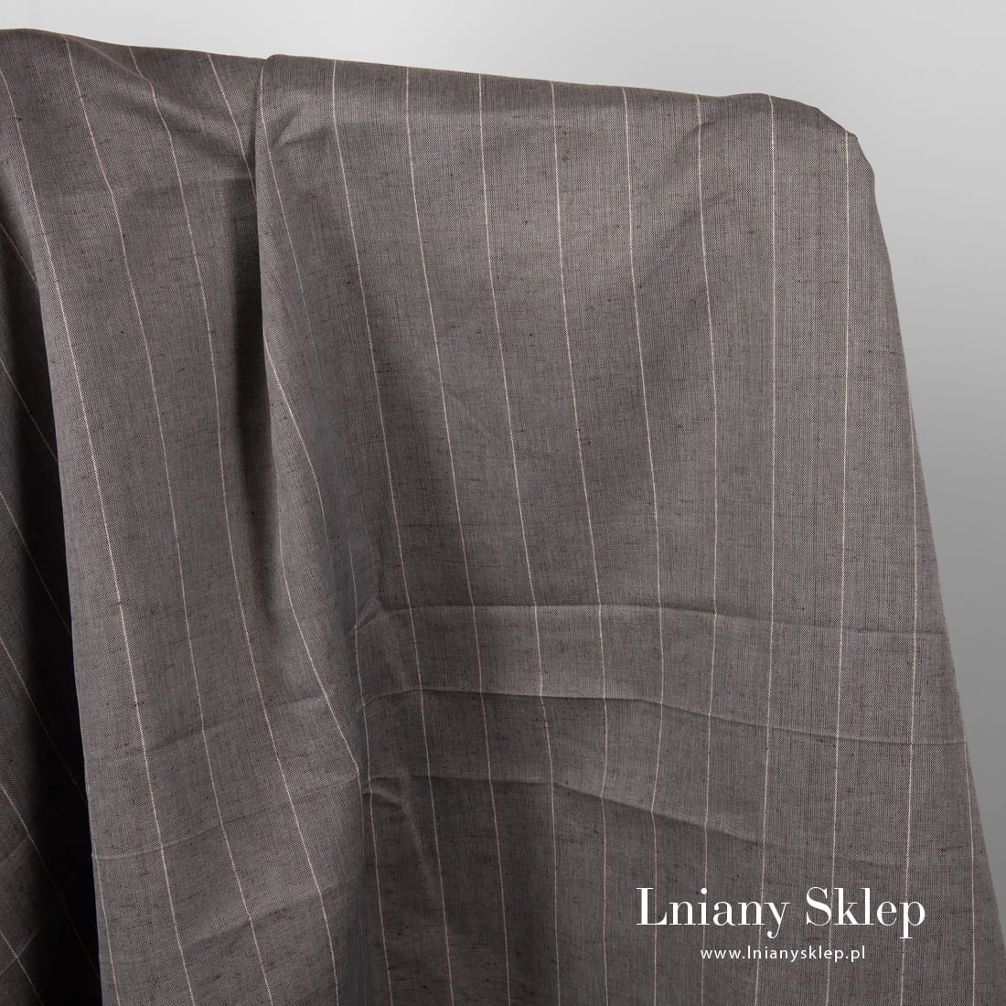 Szeroka szara ciemna tkanina w paski.