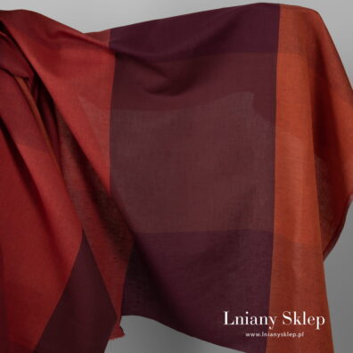 Szeroka tkanina w szerokie bordo pasy.