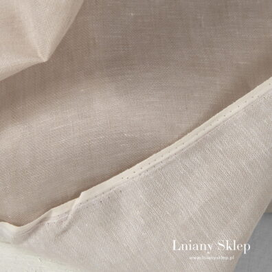 Jedna strona bardziej biała, druga - bardziej piaskowa.