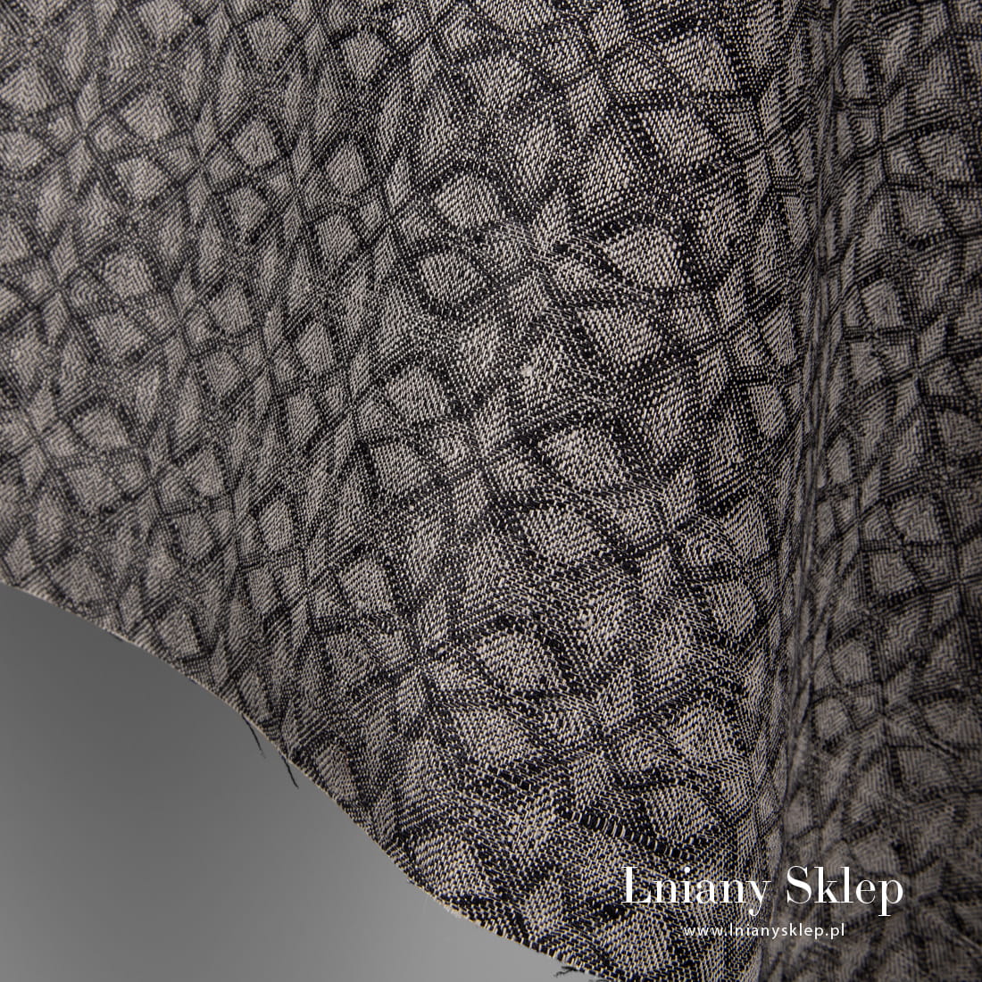 Tkanina w czarno - szary wzór geometryczny.