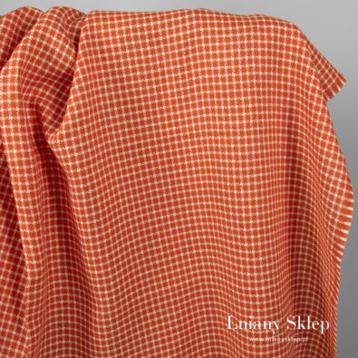 Czerwony len w mlecznobiałą krateczkę.