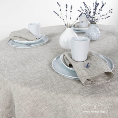 Szary w grubsze prążki obrus.