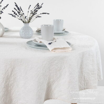 Mlecznobiały prany obrus.