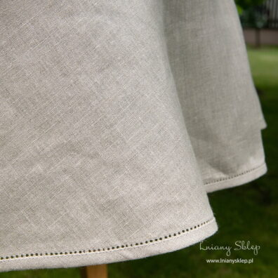 Brzeg obrusu zdobi rząd mereżki.