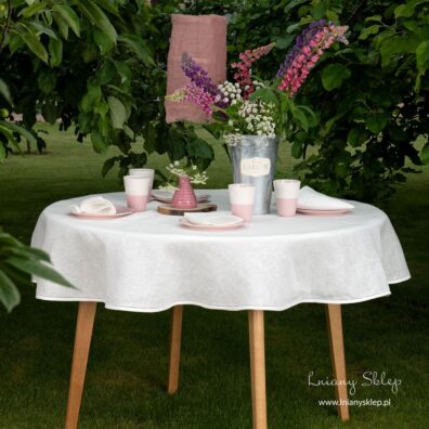 Okrągły (owalny) lniany biały obrus.