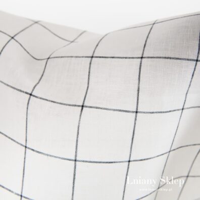 Mlecznobiałe tło tkaniny wytkane w cieniutką czarną kratkę.