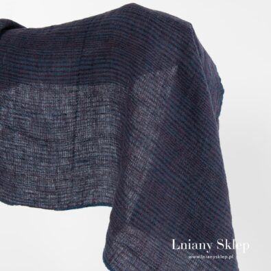 Prana tkanina w paski fioletowe i granatowe.