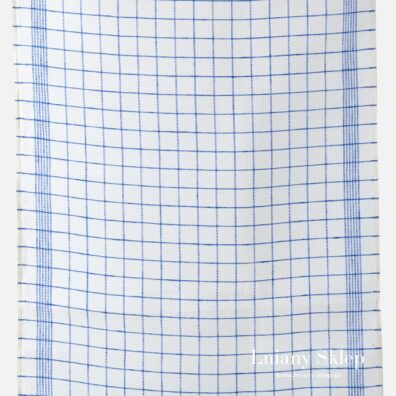 Biały waflowy len ścierkowy w niebieską kratkę.