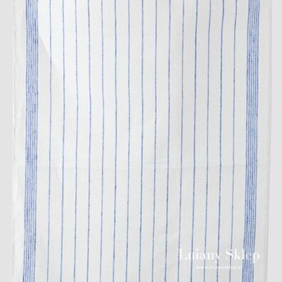 Biały waflowy len ścierkowy w niebieskie paski.