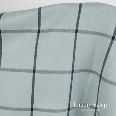 Niebieskawa tkanina w czarną kratkę.
