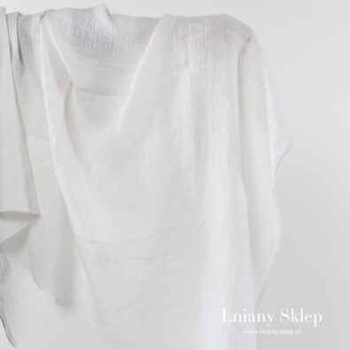 Prany biały len w okienka.