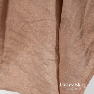 Prany len jasny brąz z miedzianym połyskiem.