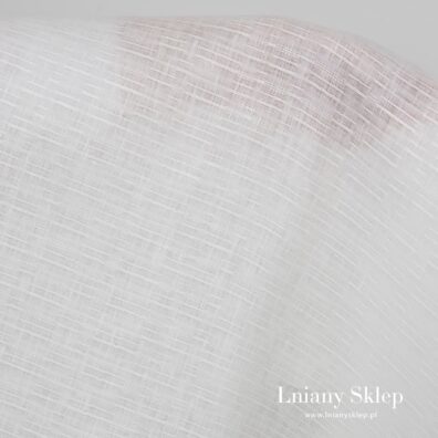 Śnieżnobiały len w poziome prążki.