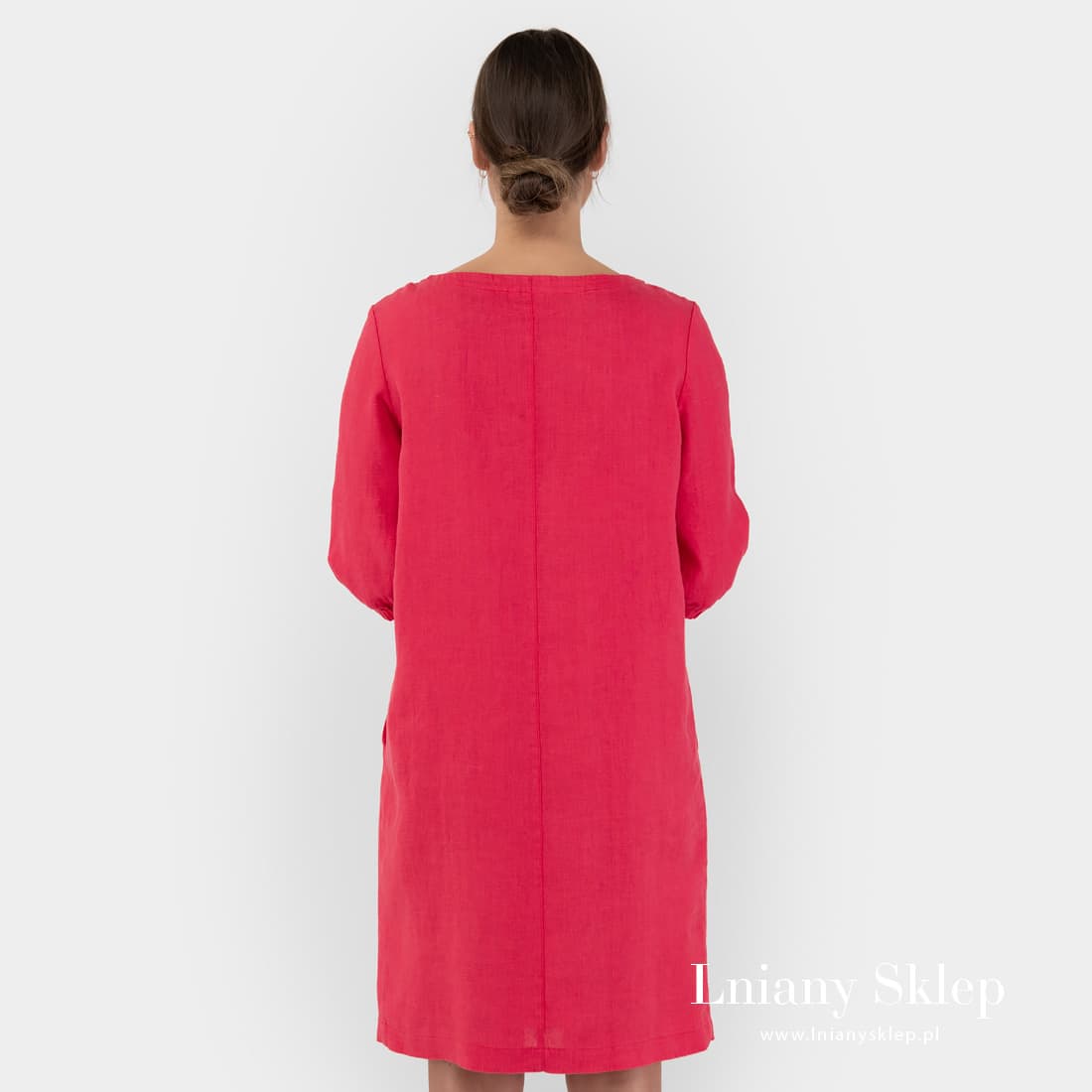 Czerwona sukienka lniana. Widok z tyłu.