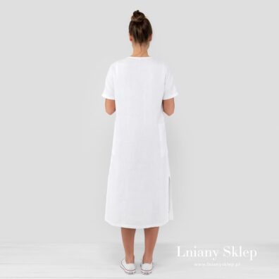 Śnieżnobiała sukienka z pranego lnu. Widok z tyłu.