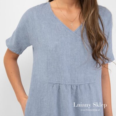 Lekko marszczona z przodu i z tyłu.