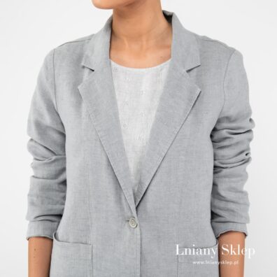 Szary żakiet zapinany na jeden guzik.