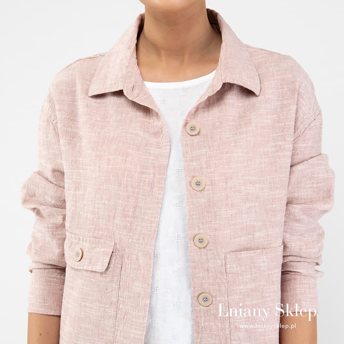 Żakiet zapinany na guziki.