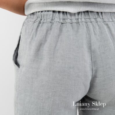 W pasie spodnie mają gumkę.