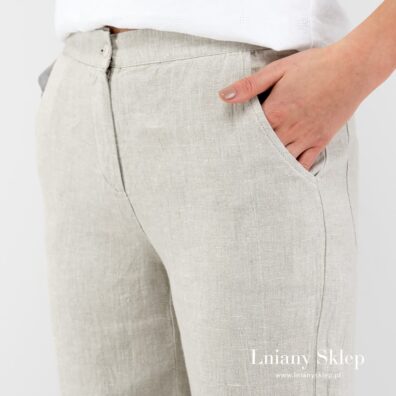 Zapięcie na zamek błyskawiczny i guziczek.