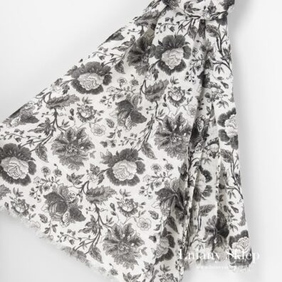 Szalik lniany w barokowe kwiaty.