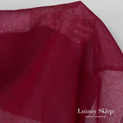 Czerwony prześwitujący len firankowy.