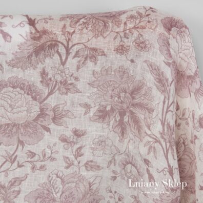 Na białym tle - nadruk różowych kwiatów.