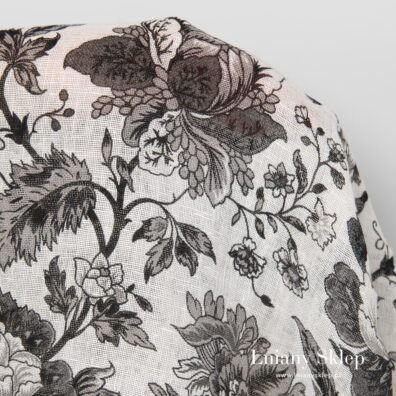 Białe tło malowane w czarne kwiaty.