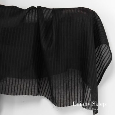 Czarna tkanina w paski.