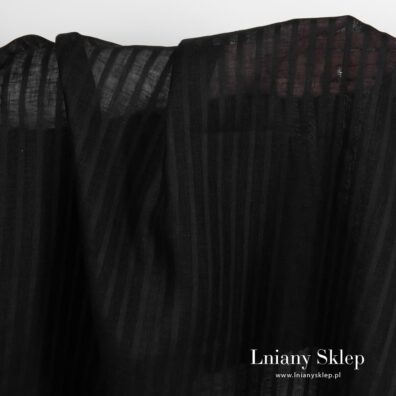 Czarny ażurowy len.