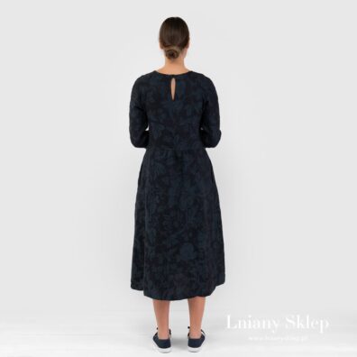 Czarna w granatowe kwiaty sukienka z pranego lnu.