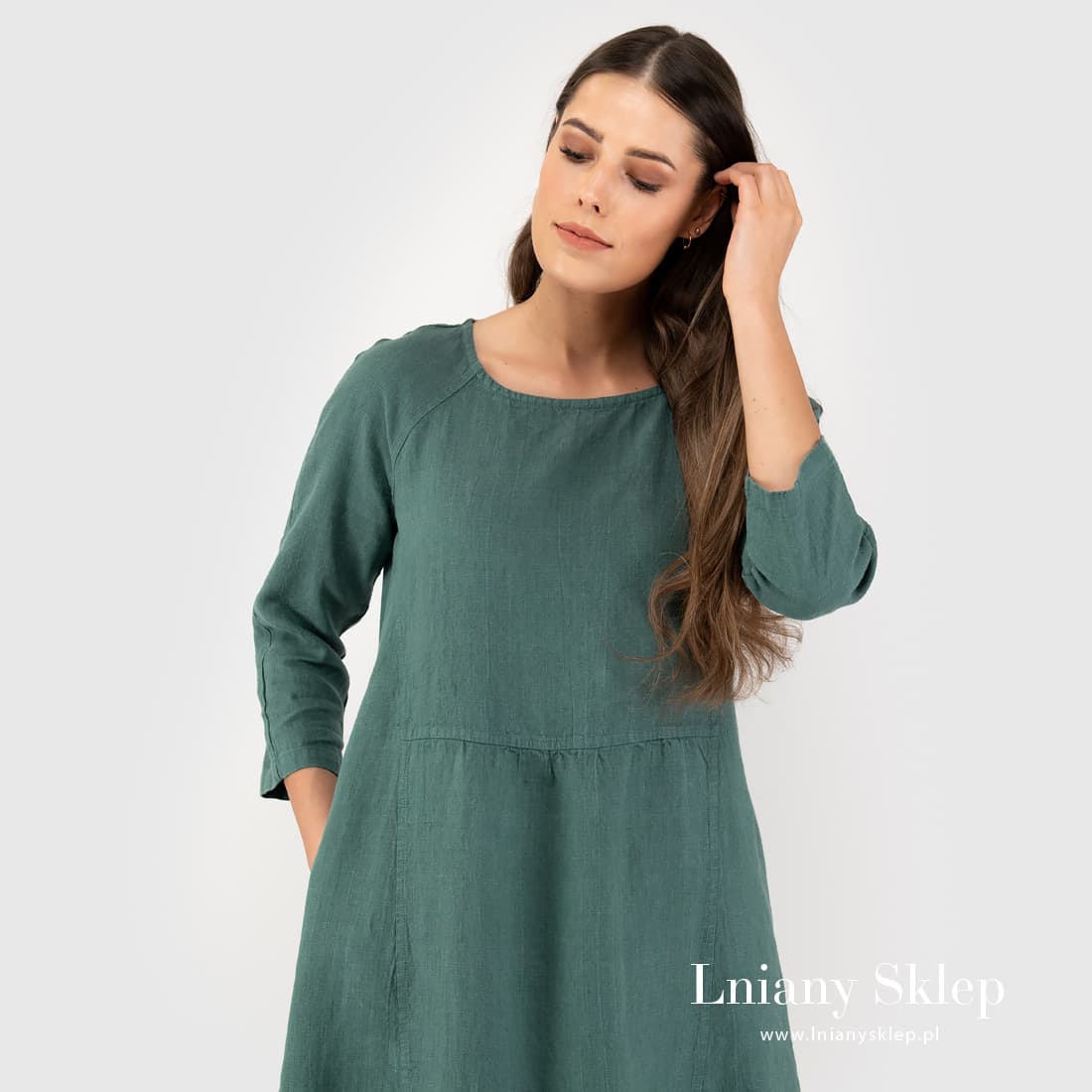 Nieco marszczona w pasie z przodu i z tyłu.