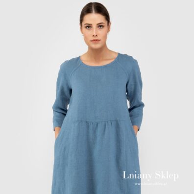 Lekko marzszczona z przodu i z tyłu w pasie.