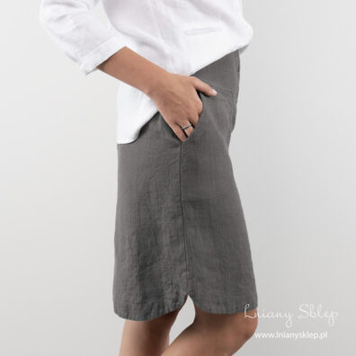 Kieszenie i rozporki z boków.