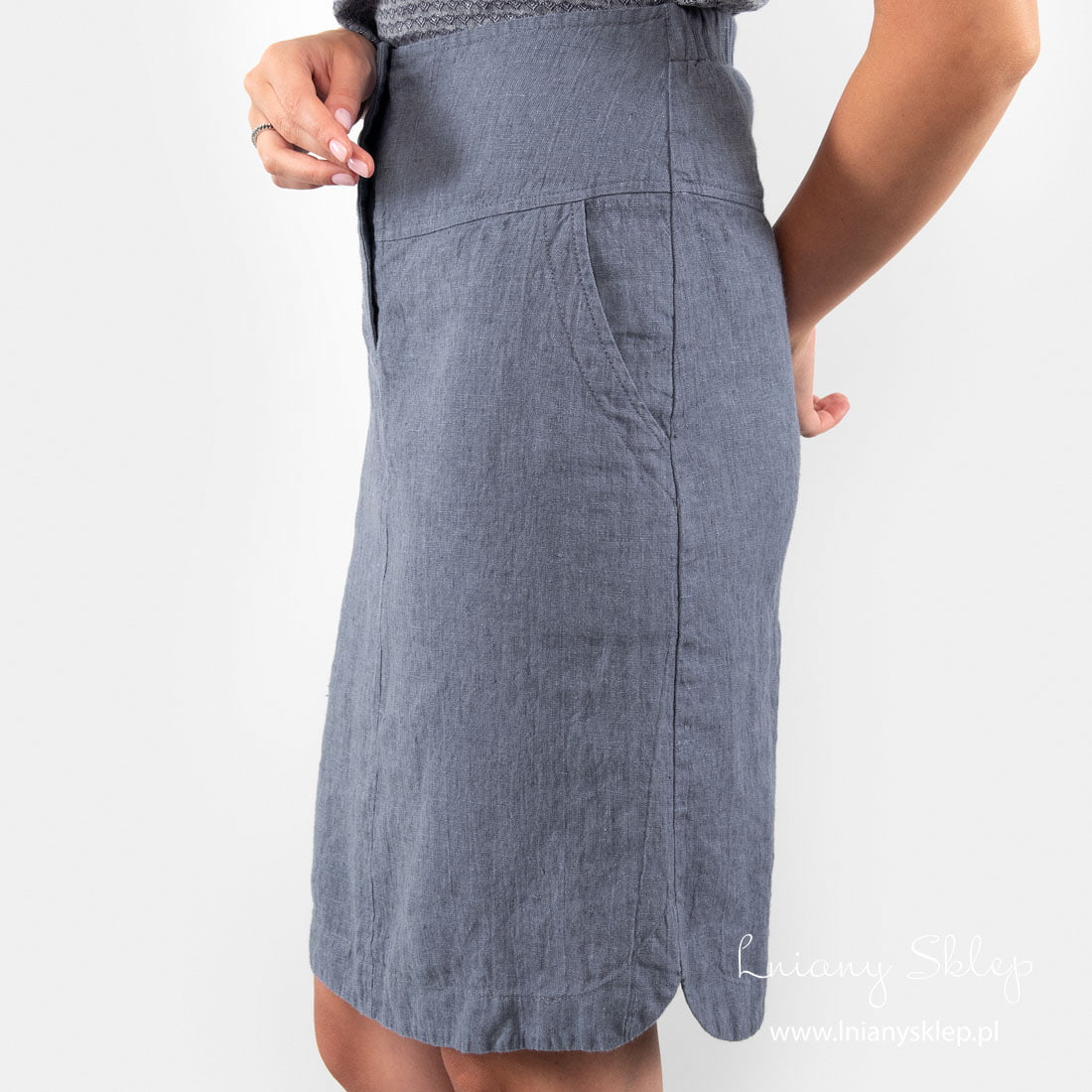 Kieszenie i rozporki z boków.