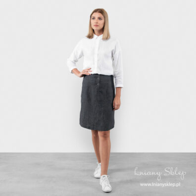 Krótka spódniczka lniana - sposób na opalone nogi.