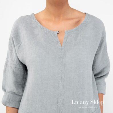 Zapięcie na guziczek.