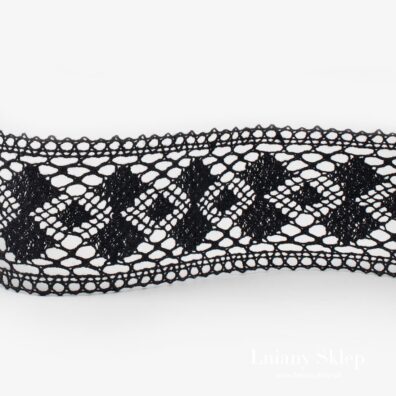 Czarna koronka lniana w romby.