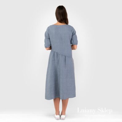 Asymetryczna suknia z pranego lnu.