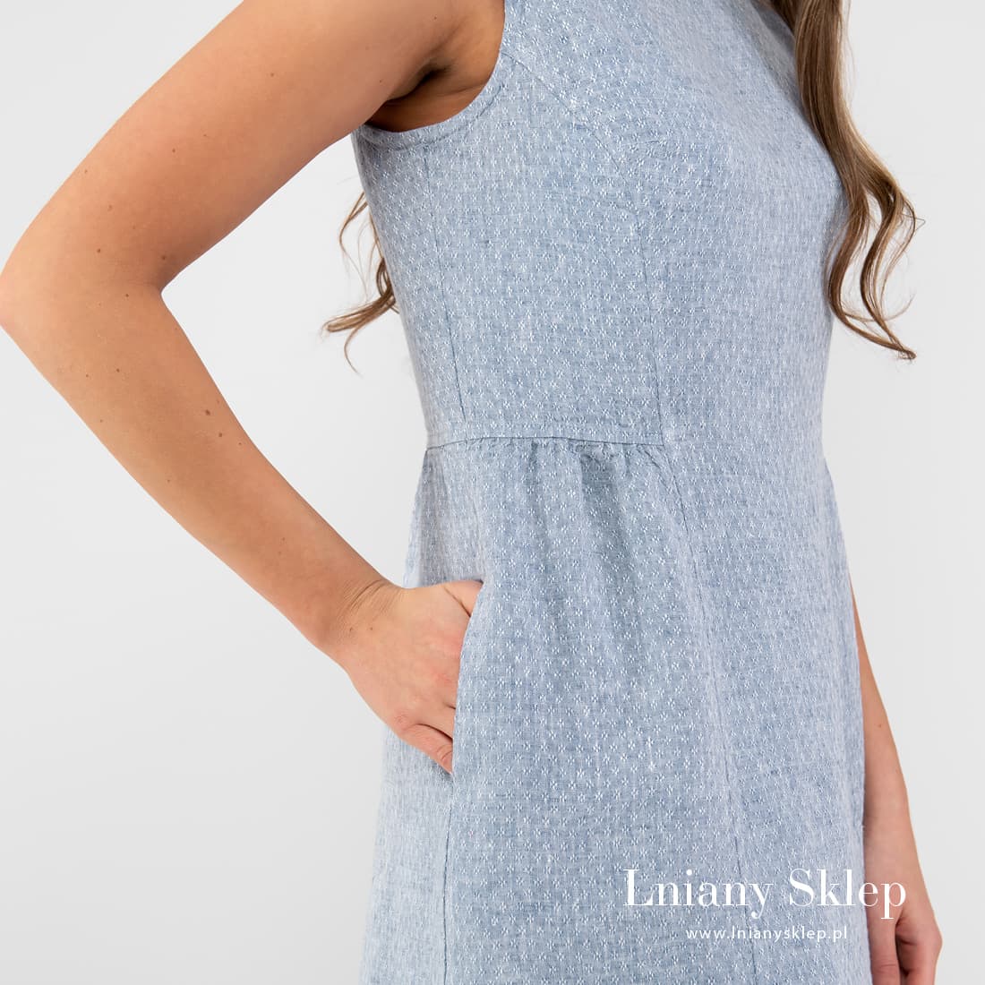 Na bokach i z tyłu lekko namarszczana.