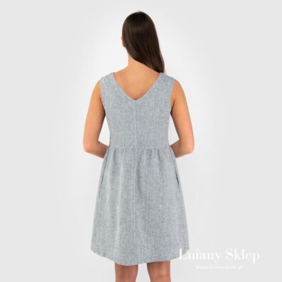 Z tyłu i na bokach lekko namarszczana.