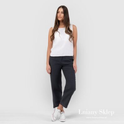 Biała bluzeczka w ażurowe kwadraciki.