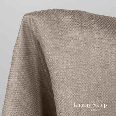 Pisakowy len w drobne kwadraciki.