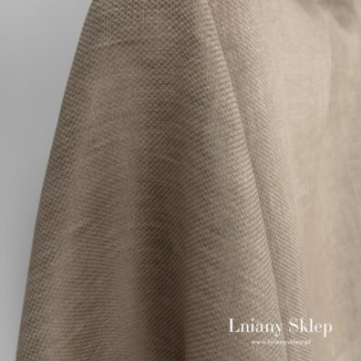 Melaż z dwóch piaskowych przędz o różnych odcieniach.