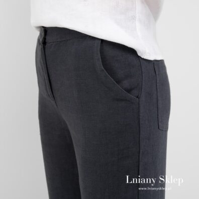 Kieszenie na bokach.