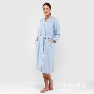 Niebieski w paski szlafrok z pranego lnu.