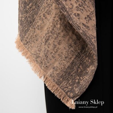 Prany len. Fantazyjne frędzelki zdobią dół poncza.