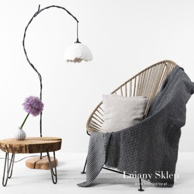 Pled w czarno - białą kratkę.