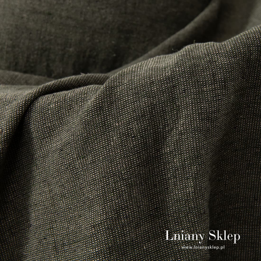 Pled wytkny z przędzy zielonej, piaskowej, czarnej i brązowej.