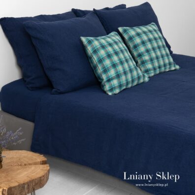 Granatowe poszewki na poduszki, poszwa i prześcieradło.